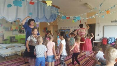 Srnak Hnedoočka rada sa hrala vo vodičke. Dramatizácia rozprávky Hnedoočka.